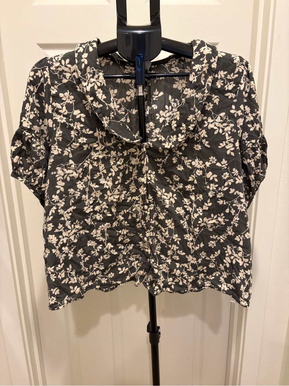 Old Navy Black Floral Short-Sleeve Women's Top